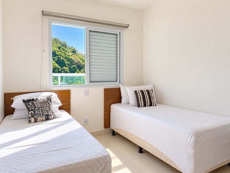 Melhor preço. Reserve sem taxas, Praia das Toninhas, piscina